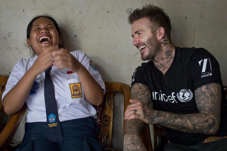 Duta Kehormatan UNICEF David Beckham tertawa bersama Sripun (15) di rumahnya di Semarang, Jawa Tengah, Indonesia, 27 Maret 2018. Sripun diunjuk oleh lingkungannya untuk menjadi agen perubahan dan berpartisipasi dalam program anti-bullying yang diinisiasi UNICEF.