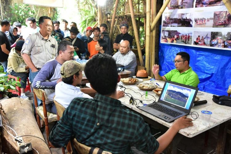 Calon gubernur Jawa Barat nomor urut 1, Ridwan Kamil saat berdiskusi dengan komunitas peduli bencana, Yayasan Rancage Jaga Balai membahas kondisi banjir Bandung Selatan di Kecamatan Majalaya, Rabu (28/3/2018).