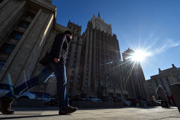 Warga melintas di depan gedung kantor Kementerian Luar Negeri Rusia di Moskwa. Pemerintah Rusia telah mengumumkan pengusiran terhadap diplomat dari 23 negara sebagai balasan atas tindakan serupa terhadap diplomatnya.