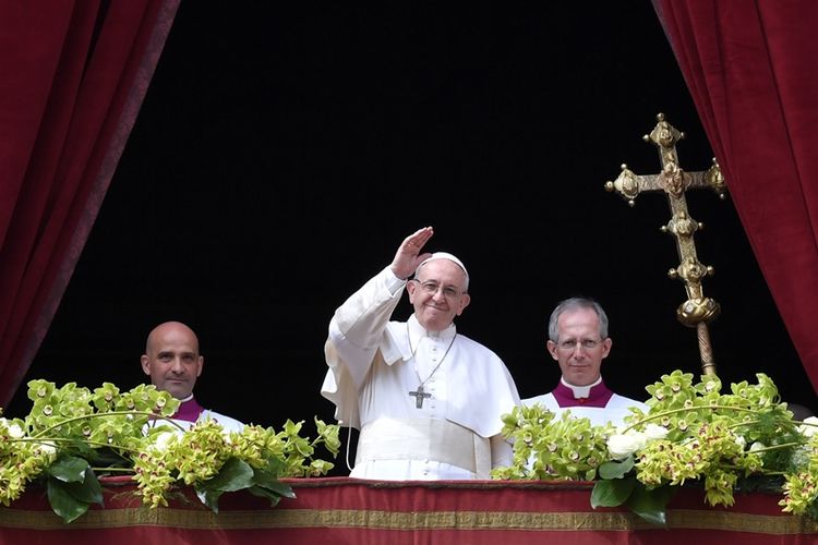 Paus Fransiskus menyampaikan berkat Urbi et Orbi kepada kota dan dunia dari balkon basilika Santo Petrus, setelah Misa Paskah Paskah, Minggu (1/4/2018) di Vatikan. (AFP/Andreas Splaro)]