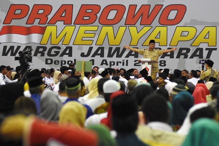 Ketua Umum Partai Gerindra Prabowo Subianto menyampaikan pidato politiknya di hadapan kader dan simpatisan pada acara Prabowo Menyapa Warga Jawa Barat di Depok, Jawa Barat, Minggu (1/4). Dalam pidatonya Prabowo menyampaikan visi dan misi Partai Gerindra menyongsong tahun politik 2018 dan 2019, serta mendukung pasangan Cagub dan Cawagub Jawa Barat Sudrajat-Ahmad Syaikhu pada Pilgub Jabar 2018. ANTARA FOTO/Indrianto Eko Suwarso/pras/18