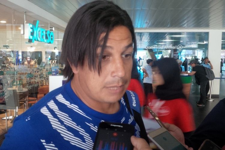 Asisten Pelatih Persib Fernando Soler saat diwawancarai media di Bandara Husein Sastranegara Bandung, Senin (2/4/2018).