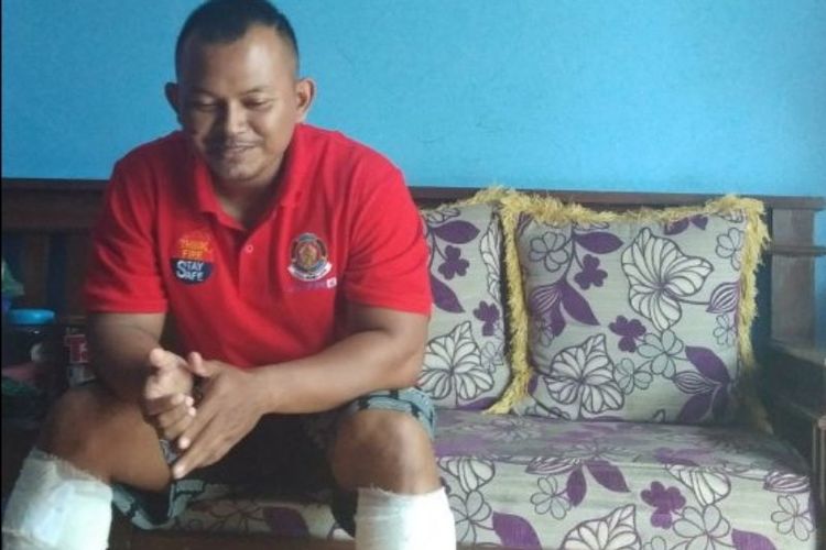 Novi Rahman Petugas Damkar Sektor Kembangan terluka dalam misi penyelamatan kebakaran di Taman Kota, Jakarta Barat pada Kamis (29/3/2018) (Dok. Damkar Sektor Kembangan).