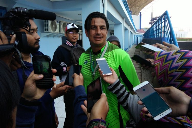 Asisten Pelatih Persib Fernando Soler saat diwawancarai media usai memimpin latihan Persib di Stadion Arcamanik, Rabu (4/4/2018).