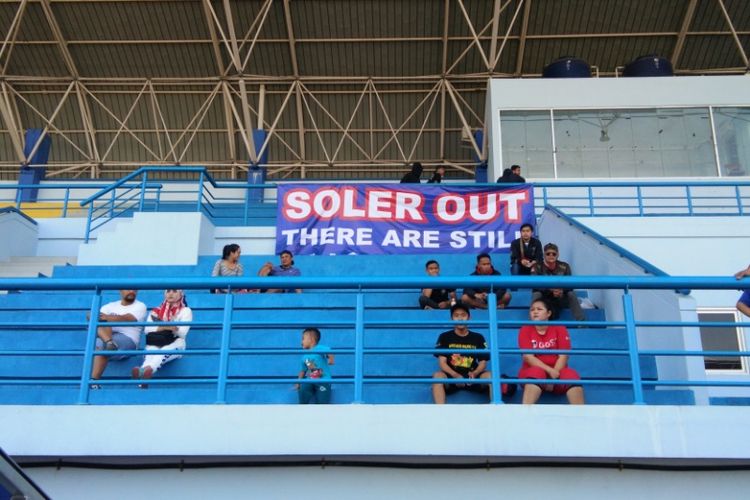Spanduk bertuliskan Soler Out membentang di Stadion Arcamanik saat sesi latihan pagi Persib, Rabu (4//42018).