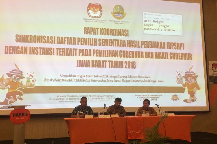 Sejumlah Komisioner KPU Jabar saat menjadi pembicara dalam Rapat Koordinasi Sinkronisasi Daftar Pemilih Sementara Hasil Perbaikan (DPSHP) Pilkada Jabar di Hotel Harris Jl. Ciumbuleuit, Bandung, Kamis (5/4/2018). 