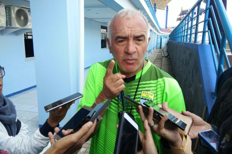 Pelatih Persib Bandung Mario Gomez saat ditemui wartawan usai menjalani sesi latihan pagi di Stadion Arcamanik, Rabu (4/4/2018).