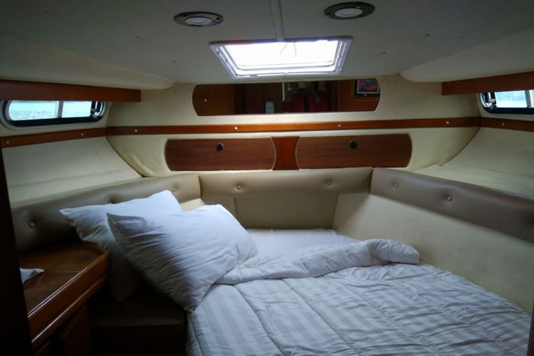 Ruang tidur di kapal yacht milik Plataran Komodo Resort & Spa. 