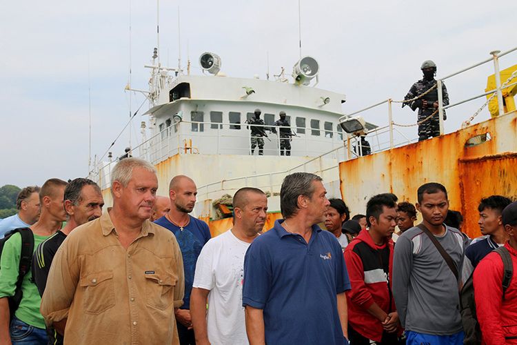 30 orang Anak Buah Kapal (ABK) Kapal Asing berbendera Togo, Afrika buronan Interpol, diantaranya 2 warga negara Australia, 8 Rusia dan 20 warga Indonesia. Sabtu (07/04/18).