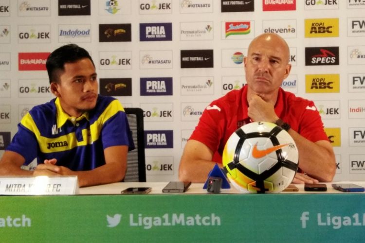 Pelatih Mitra Kukar Rafael Berges bersama bek kiri Mitra Kukar Wiganda Pradika saat menghadiri sesi konferensi pers jelang laga kontra Persib, Sabtu (7/4/2018).