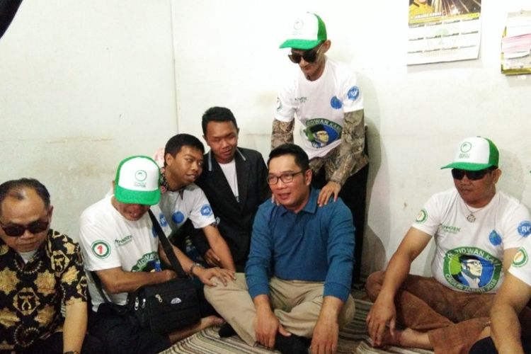 Sejumlah pengurus Persatuan Tunanetra Indonesia (Pertuni) saat berdialog dengan Ridwan Kamil di Klinik Pijat Hegar Massage, Pasteur, Sabtu (7/4/2018) 