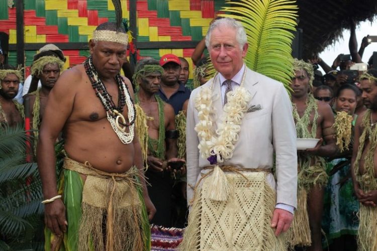 Pangeran Charles (kanan) dari Inggris berdiri bersama Ketua Seni Mao Tirsupe, Presiden Dewan Kepala Malvatumauri, di Nakamal, Port Vila, Vanuatu, Sabtu (7/4/2018). (AFP/Ben Bohane)