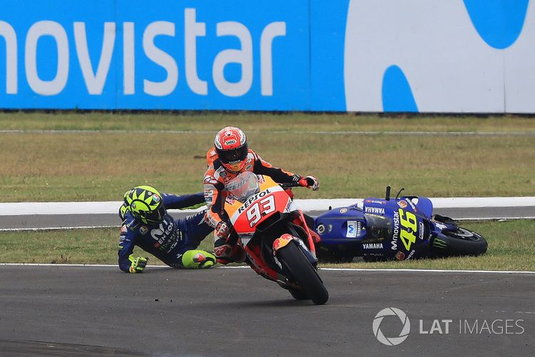 Senggolan antara Marquez dan Rossi di GP Argentina April 2018, berujung terjatuhnya Rossi.