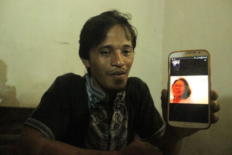 Parsin (33), warga RT 001 RW 003 Grumbul Glempang, Desa Petarangan, Kecamatan Kemranjen, Banyumas, Jawa Tengah saat menghubungi ibundanya, Parinah (50), TKI yang diduga menjadi korban tindak pidana perbudakan modern di Inggris melalui panggilan video, Senin (9/4/2018).