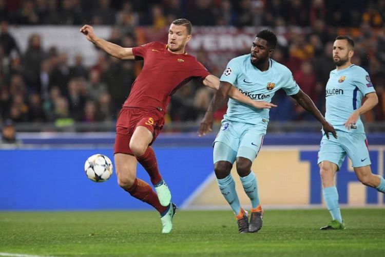 Penyerang AS Roma, Edin Dzeko (merah), mendapat penjagaan dari bek Barcelona, Samuel Umtiti, pada pertandingan perempat final Liga Champions di Stadion Olimpico, Selasa (10/4/2018). 