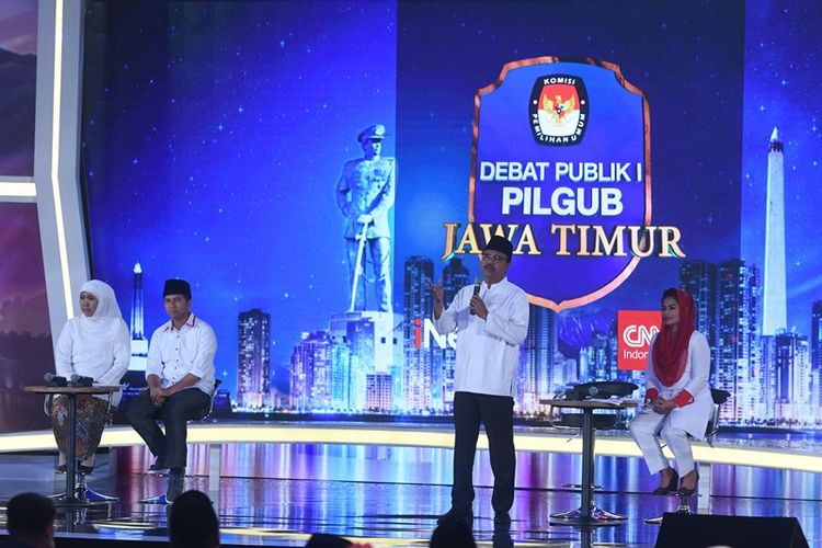 Pasangan calon Gubernur dan Wakil Gubernur Jawa Timur nomor urut satu Khofifah Indar Parawansa (kiri)-Emil Dardak (kedua kiri) dan nomor urut dua Saifullah Yusuf (kedua kanan)-Puti Guntur Soekarno (kanan) mengikuti debat publik I Pilgub Jatim di Gedung Dyandra Convetion Center, Surabaya, Jawa Timur, Selasa (10/4). Debat publik pertama tersebut menekankan soal pendidikan, ketenagakerjaan, kesehatan, keagamaan, budaya, kemasyarakatan, ideologi, HAM, kebangsaan, kepemudaan dan keperempuanan.