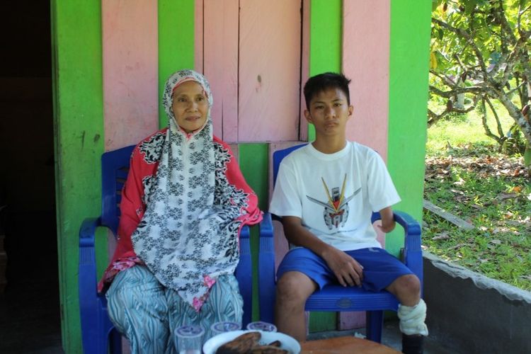 Muhammad Amin Syam (11), siswa kelas VI Madrasah Ibtidaiyah (MI) Nurul Hikmah, di Desa Tolada, Kecamatan Malangke, Kabupaten Luwu Utara, Sulawesi Selatan, adalah seorang penyandang disabilitas. Surat yang ditulisnya untuk Presiden Joko Widodo viral di media sosial. Dia meminta kaki palsu kepada presiden.