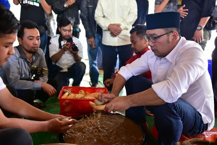 Kandidat Gubernur Jawa Barat Ridwan Kamil saat berkunjung ke rumah pengolahan ubi Cilembu di Kabupaten Sumedang, Jumat (13/4/2018).