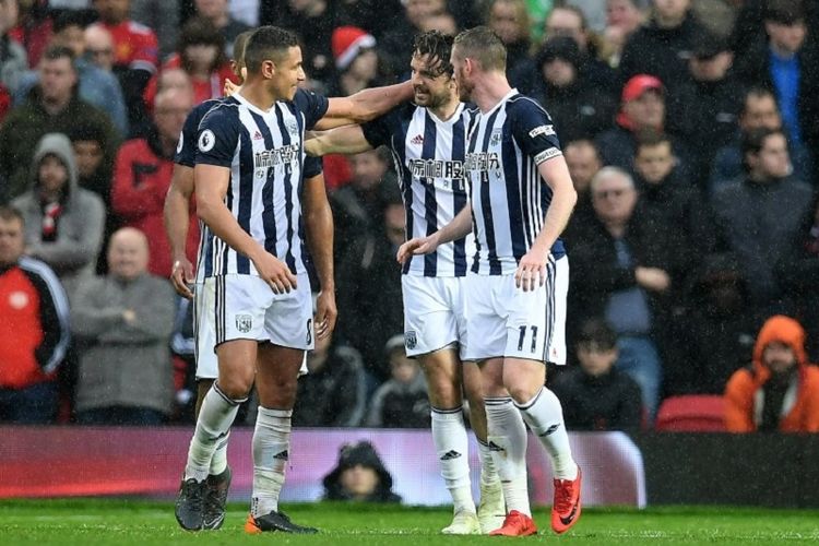 Para pemain West Bromwich Albion merayakan gol Jay Rodriguez ke gawang Manchestet United pada pertandingan Premier League di Old Trafford, Minggu (15/4/2018). 