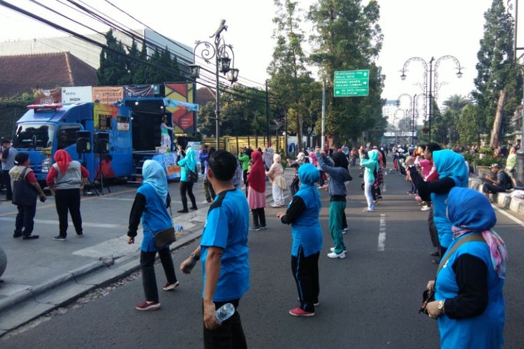 Kementerian Sosial berinisiatif mendekat pada masyarakat untuk mengatasi persoalan keluarga-keluarga di Indonesia melalui Mobil Anti Galau. Salah satu kegiatan yang disasar dengan Mobil Anti Galau adalah kegiatan car free day di Jalan Dago, Bandung, Minggu (15/4/2018).