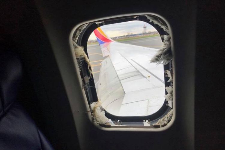 Penampakan jendela yang rusak dan berlubang di maskapai Southwest Airlines. (Facebook/Marty Martinez)