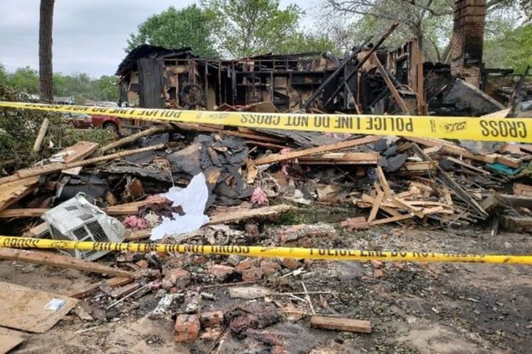 Sebuah rumah di Texas meledak setelah sebuah mobil menambrak pipa saluran gas rumah tersebut