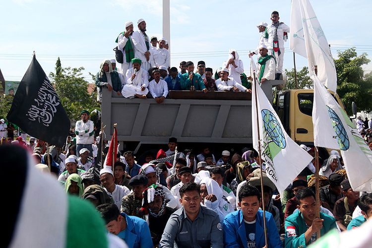 Massa ormas Islam dan mahasiswa di Aceh melakukan aksi unjuk rasa di halaman kantor Gubernur Aceh, Kamis (19/0418), menolak eksekusi cambuk digelar di dalam Lapas.