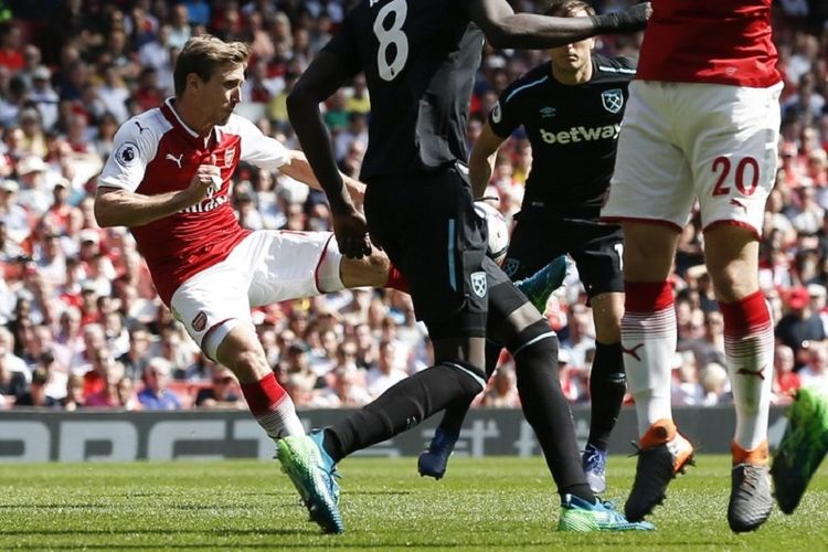 Sepakan Nacho Monreal membawa Arsenal unggul terlebih dahulu atas West Ham United pada pertandingan Premier League di Stadion Emirates, Minggu (22/4/2018). 