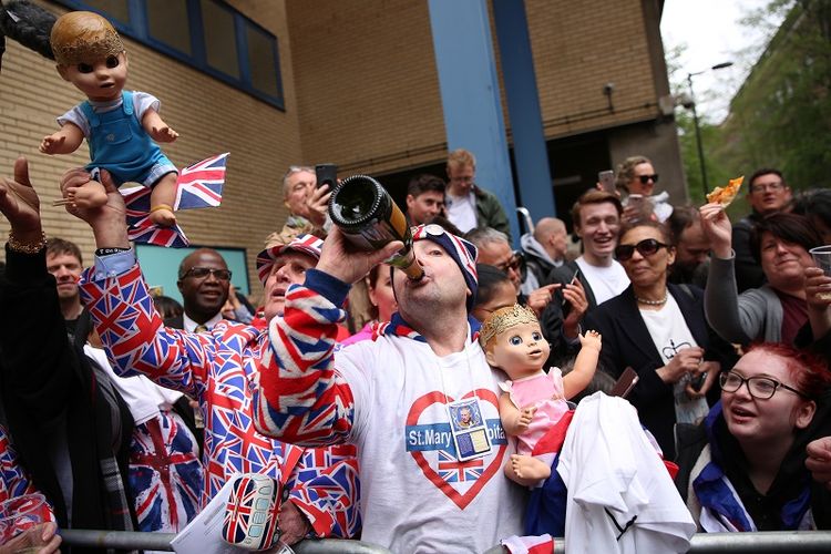 Warga Inggris menyambut kelahiran anak ketiga Kate Middleton.