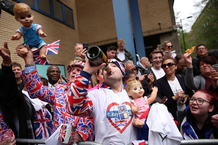 Warga Inggris yang menunggu di luar RS St Mary, London menyambut gembira kabar kelahiran putra ketiga Pangeran William dan Kate Middleton, Senin (23/4/2018).