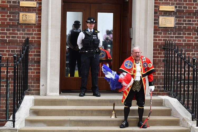 Seorang petugas mengumumkan kelahiran anak ketiga Pangeran William dan Kate Middleton di luar Sayap Lindo RS St Mary, London tempat Duchess of Cambridge melahirkan.