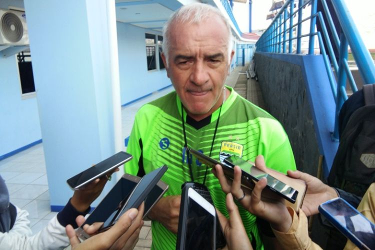 Pelatih Perwib Bandung Mario Gomez saar diwawancara wartawan di Stadion Arcamanik beberapa waktu lalu. 
