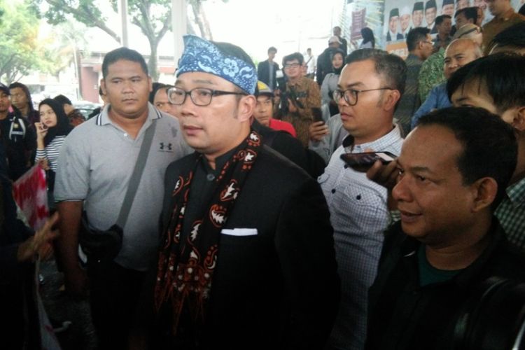 Kandidat gubernur Jawa Barat Ridwan Kamil usai menghadiri debat publik yang digagas IKA Unpad dan KPU Jabar di Aula Graha Sanusi Unpad, Jalan Dipatiukur, Rabu (25/4/2018).