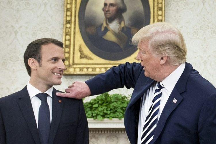 Presiden Amerika Serikat Donald Trump menyentuh lembut bahu Presiden Perancis Emmanuel Macron di Gedung Putih, Washington DC, Selasa (24/4/2018). (AFP/Brendan Smialowski)