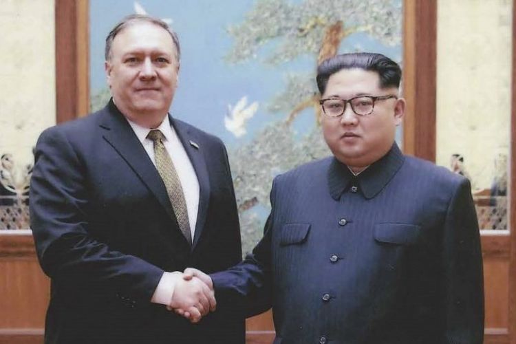 Pemerintah AS merilis foto ini pada Kamis (26/4/2018) menunjukkan pemimpin Korea Utara Kim Jong Un bersalaman dengan mantan Direktur CIA, sekarang Menteri Luar Negeri AS, Mike Pompeo di Pyongyang selama akhir pekan Paskah 2018. (AFP/Pemerintah AS)