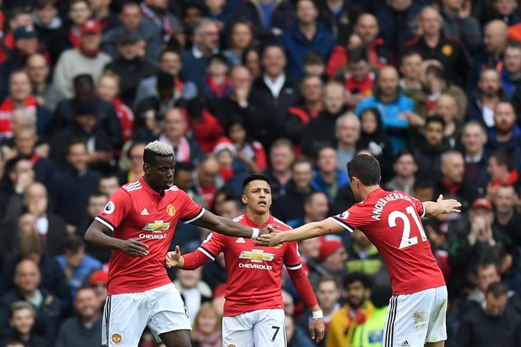 Gelandang Manchester United asal Perancis, Paul Pogba (kiri), melakukan selebrasi bersama striker Alexis Sanchez (tengah) dan gelandang Ander Herrera (R) setelah mencetak gol ke gawang Arsenal dalam laga Premier League di Old Trafford, Minggu (29/4/2018).