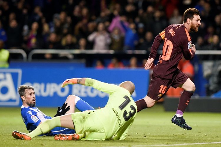 Penyerang Barcelona, Lionel Messi (kanan), melakukan selebrasi setelah mencetak gol ke gawang Deportivo La Coruna dalam pertandingan Liga Spanyol di Stadion Riazor, Coruna, Minggu (29/4/2018).