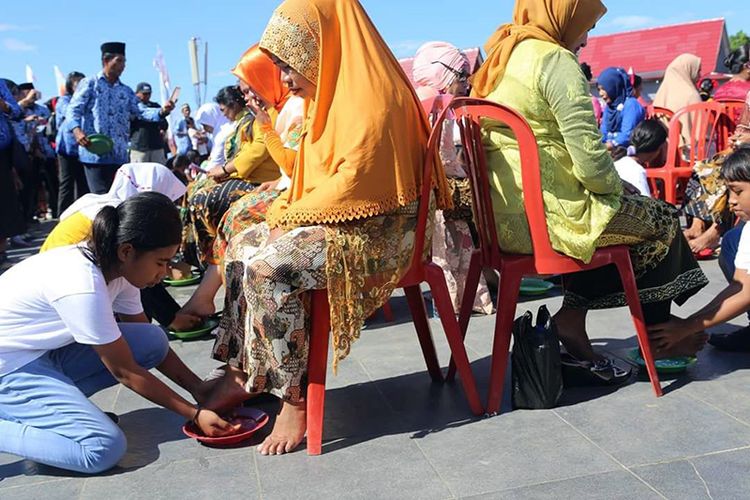 Para siswa mencuci kaki ibu mereka pada upacara peringatan Hari Pendidikan Nasional yang dilaksanakan Pemerintah Kabupaten Halmahera Barat, Rabu (02/5/2018)