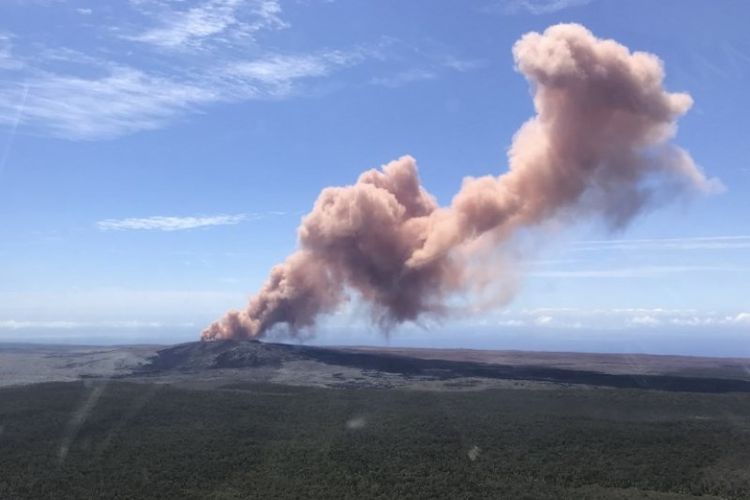 Gunung Kilauea di Hawaii, Amerika Serikat, mengeluarkan asap pada Kamis (3/5/2018). (AFP/USGS/Kevan Kamibayashi)