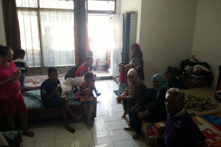 Para pengungsi korban kebakaran di Kampung Karees, Kecamatan Lengkong saat berkumpul di Hotel Harapan Indah yang dijadikan tempat pengungsian, Jumat (4/5/2018)