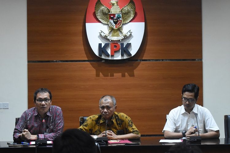 Ketua KPK Agus Rahardjo (tengah) didampingi Wakil Ketua KPK Saut Situmorang (kiri), dan Juru Bicara KPK Febri Diansyah (kanan) memberikan keterangan pers terkait Operasi Tangkap Tangan (OTT) terhadap anggota DPR Komisi XI Fraksi Demokrat Amin Santono dapil Jawa Barat X bersama delapan orang lainnya di Bandara Halim Perdanakusuma, Jakarta Timur, di Gedung KPK, Jakarta, Sabtu (5/5). Dalam Operasi tersebut KPK juga menyita barang bukti berupa Logam Mulia seberat 1,9 Kg, uang Rp1,8445 miliar (termasuk yang 400 juta OTT), SGD 63.000 dan USD12.500. Uang tersebut diduga suap untuk pemulusan usulan transfer anggaran perimbangan pusat-daerah dalam APBN Perubahan 2018.