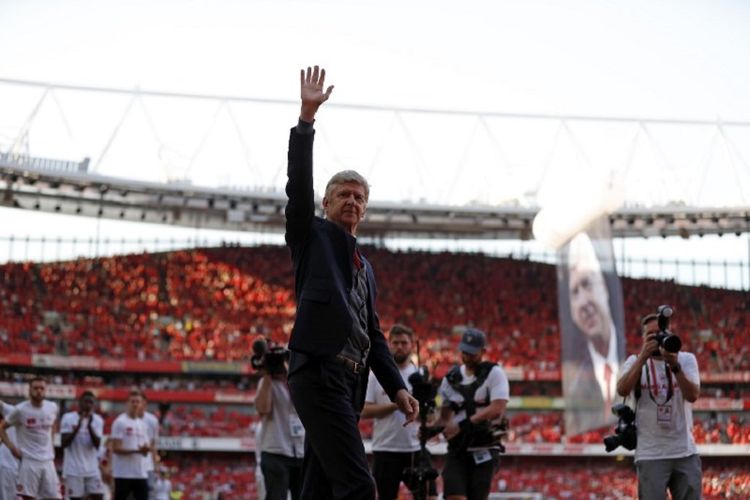 Arsene Wenger melambaikan tangan ke arah penonton di Stadion Emirates seusai laga Arsenal vs Burnley, 6 Mei 2018.