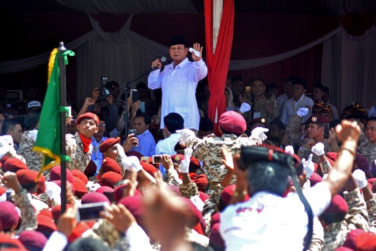 Ribuan kader Partai Gerinda mengikuti Apel Kader dan Pengukuhan Divisi Raden Wijaya 6000 Laskar Pandu Garuda Jatim di lapangan pacuan kuda, Prigen, Pasuruan, Jawa Timur, Minggu (6/5). Sebanyak 6000 Laskar Pandu Garuda Jawa Timur dikukuhkan Ketum Partai Gerindra, Prabowo Subianto dengan tujuan konsolidasi politik kader dalam memperkuat komitmen juang menghadapi pertarungan politik di Pilkada 2018 dan Pemilu 2019. 