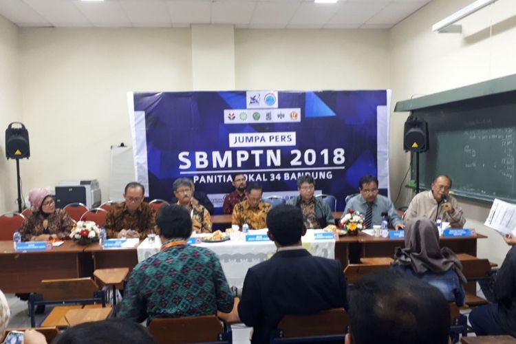 Para panitia SMBPTN 2018 Panlok 34 Bandung saat melakukan konferensi pers terkait teknis SMBPTN di Sekretariat Panlok 34 Bandung, Kampus Institut Teknologi Bandung (ITB), Jalan Ganesha, Selasa (8/5/2018).