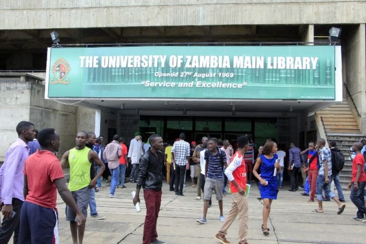 Universitas Zambia berjalan di depan pintu masuk perpustakaan pada 3 Februari 2016. (AFP/Dawood Salim)