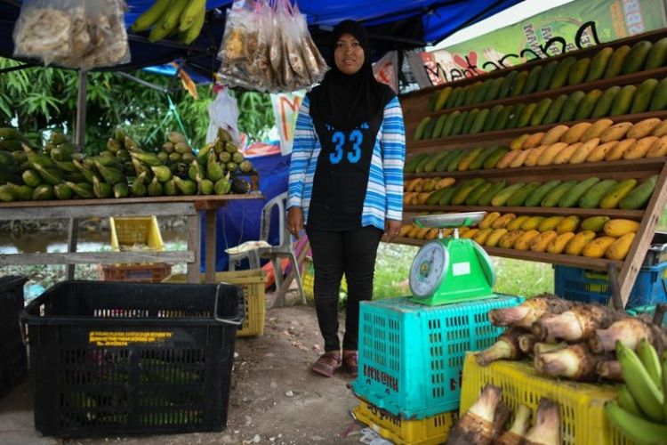 Noorfazilah Azis (27), warga Malaysia yang akan memberikan suaranya pada pemilu pada Rabu (9/4/2018). (AFP/Mohd Rasfan)