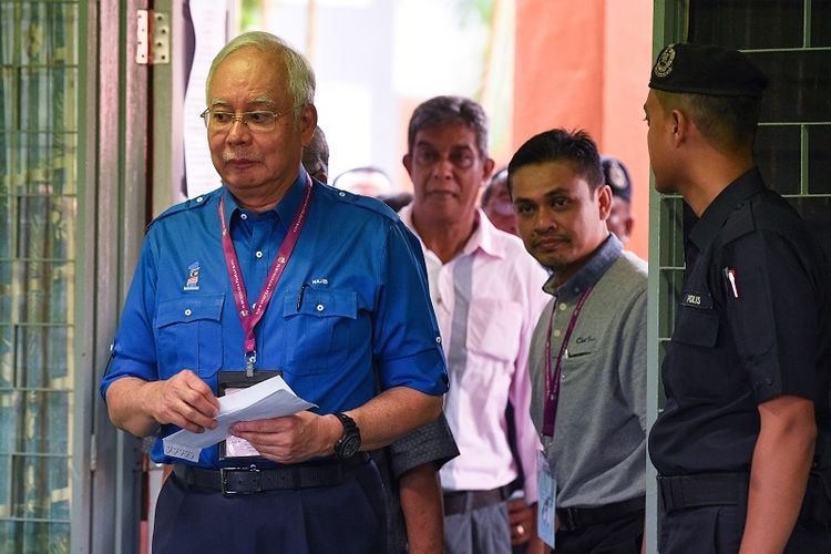 PM Najib Razak memberikan suara dalam pemilu Malaysia, Rabu (9/5/2018).