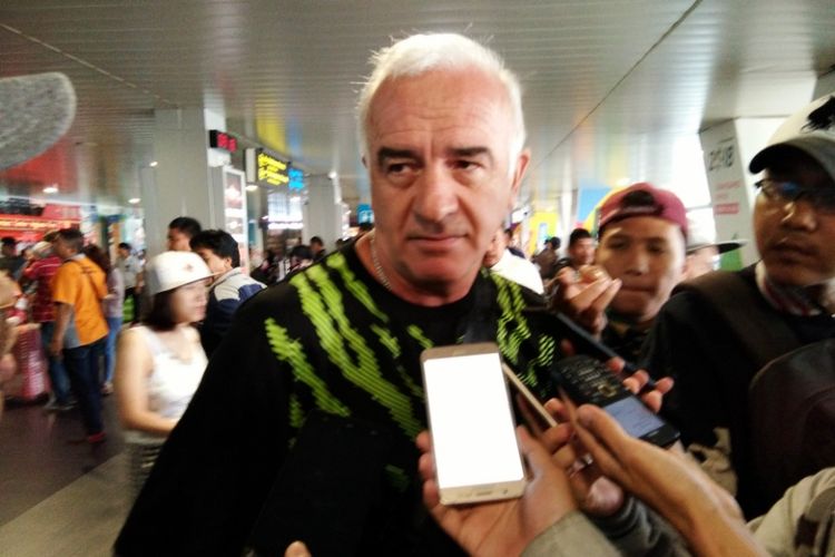 Pelatih Persib Bandung Mario Gomez saat ditemui di Bandara Husein Sastranegara Bandung, Senin (16/4/2018).