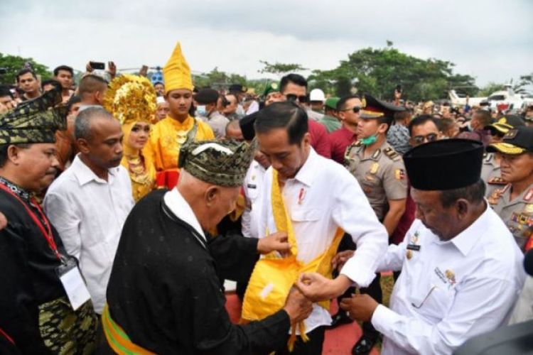 Presiden RI Joko Widodo tiba di Kabupaten Rokan Hilir Riau, Rabu (9/5/2018), untuk meluncurkan program peremajaan sawit rakyat di Riau.