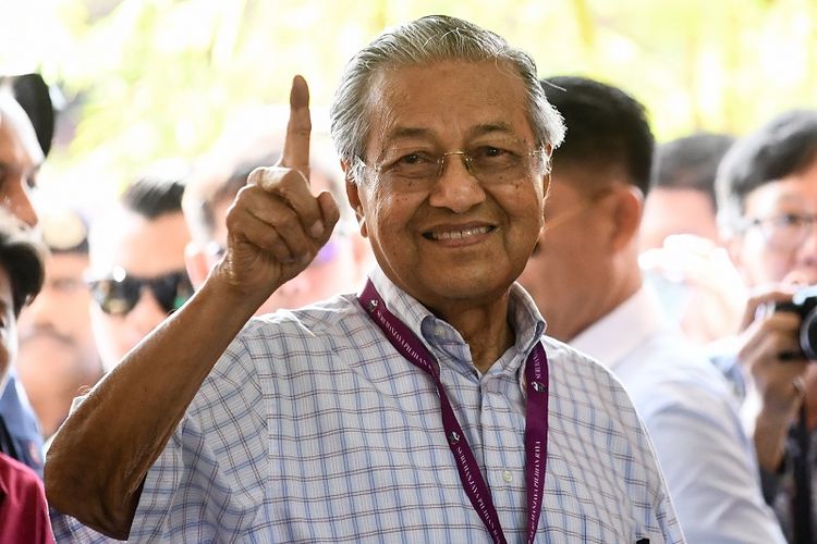 Politisi senior Malaysia, Mahathir Mohamad (92) menunjukkan jarinya yang sudah dicelupkan ke dalam tinta usai memberikan suara dalam pemilihan umum.